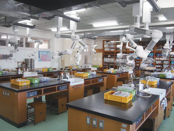 中高あわせて九つの理科実験室があり、本格的な実験器具・観察機器もそろっています