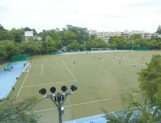 全面人工芝の広々とした第1グラウンド。ラグビーの公式戦が行える広さの第2グラウンドもあります