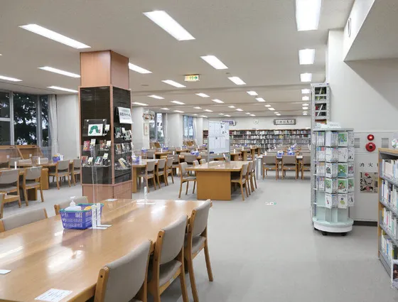 図書館の蔵書数は約8万冊。CDやDVDなどの視聴覚教材も豊富です
