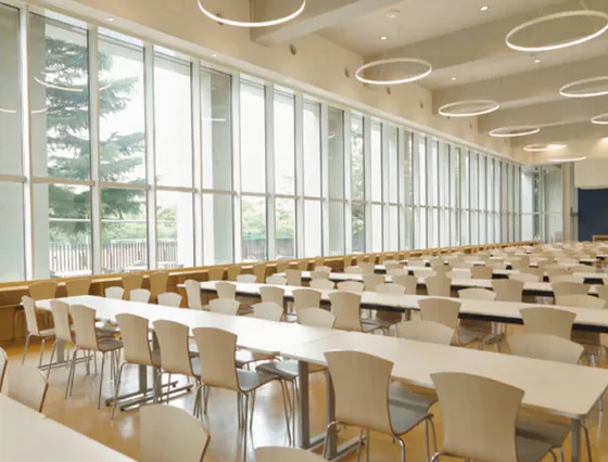 カフェテリアは約360席あり、中学生も利用可能。作りたてのお弁当など、テイクアウトメニューもそろっています