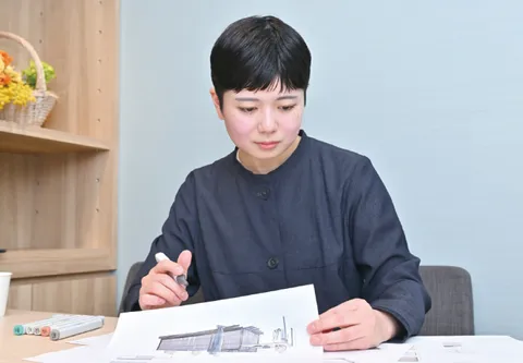 カラーペンなどで製品のアイデアをスケッチするようす