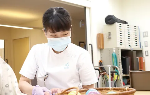 カラーペンなどで製品のアイデアをスケッチするようす