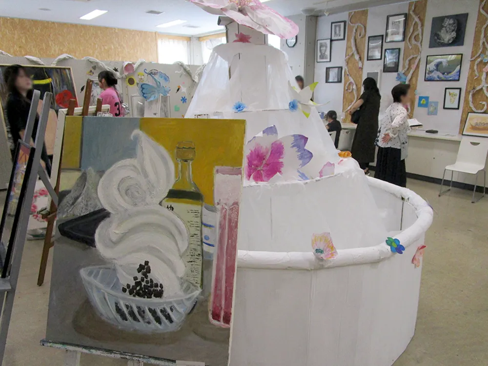 高等部美術部では、フラワーガーデンをテーマに、部員たちの個人作品や共同作品を展示