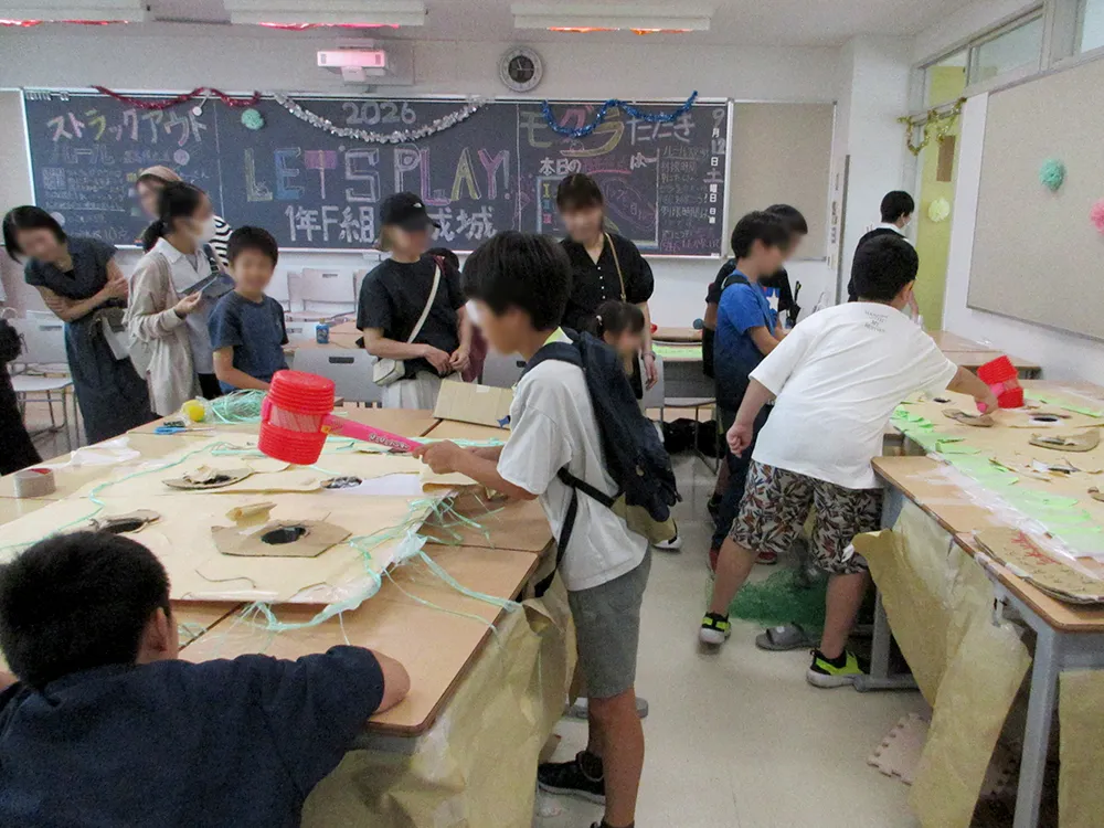 例年、中学のクラス展示の企画で人気という「人間もぐらたたき」。今年も多くの小学生が参加していました