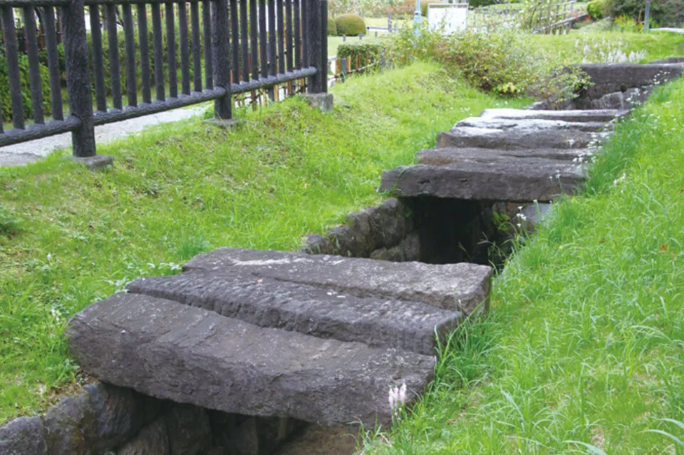 屋外の展示物 神田上水の石樋（水道管）を移築したもの